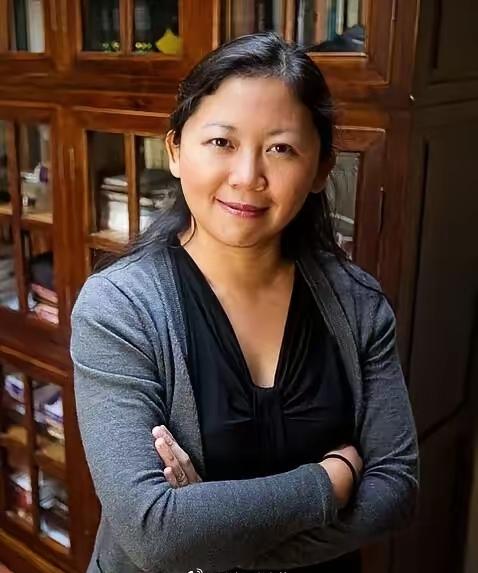 她是旅美华裔作家，手握普利策奖，却成了全网最受争议的母亲。两个儿子，先后在