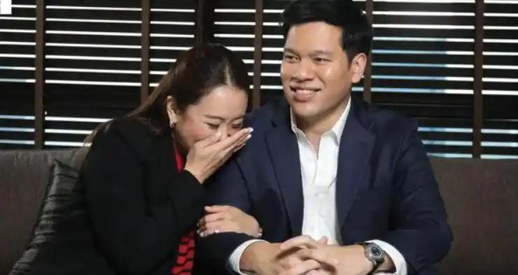 为什么佩通坦辞任总理后，继续担任文化部长。并且重新回归家庭？佩通坦虽然不再是泰