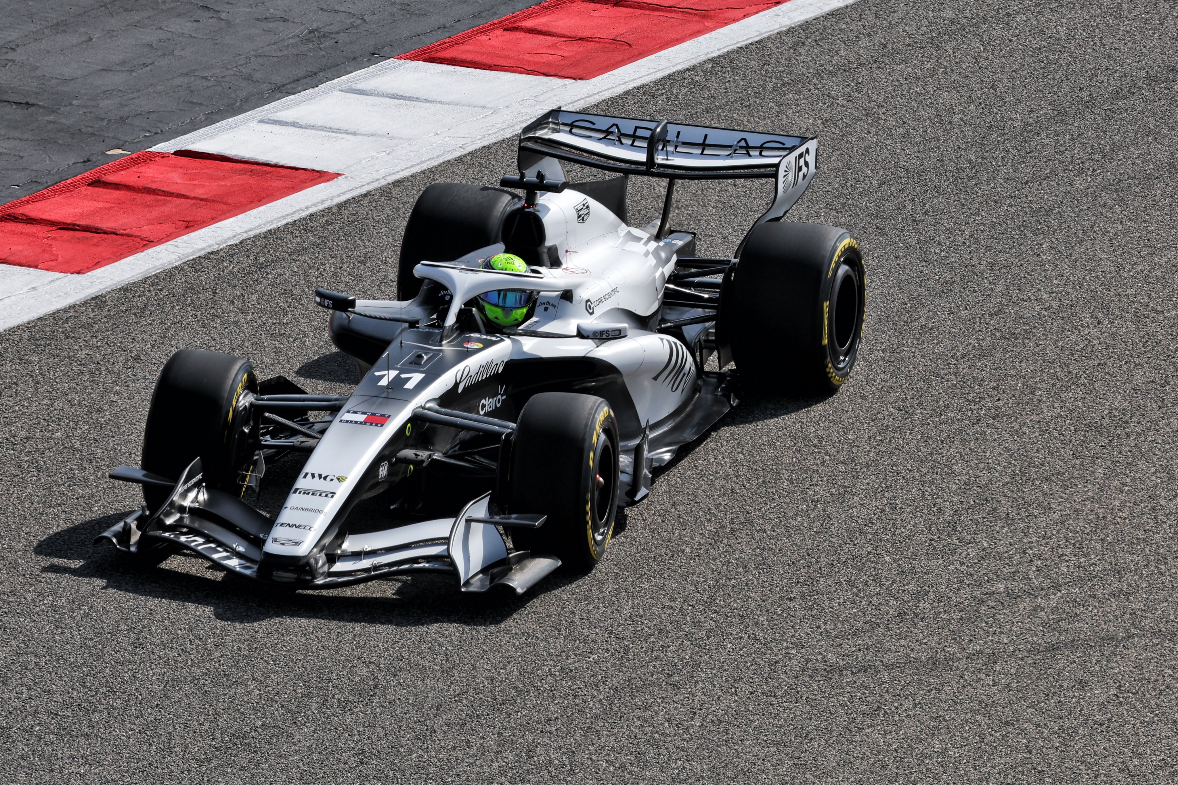 凯迪拉克F1车队在巴林进行第二次赛道拍摄日的照片👀…这么看实车是帅的🤍F1