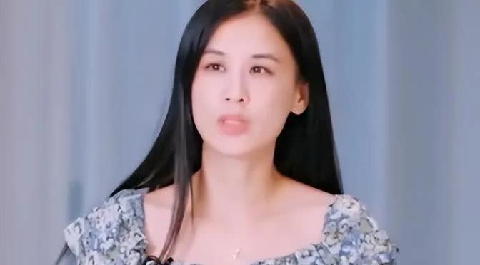 黄圣依说，她前几年一个人带孩子回上海娘家的时候，总是被她妈问：“杨子呢，杨子