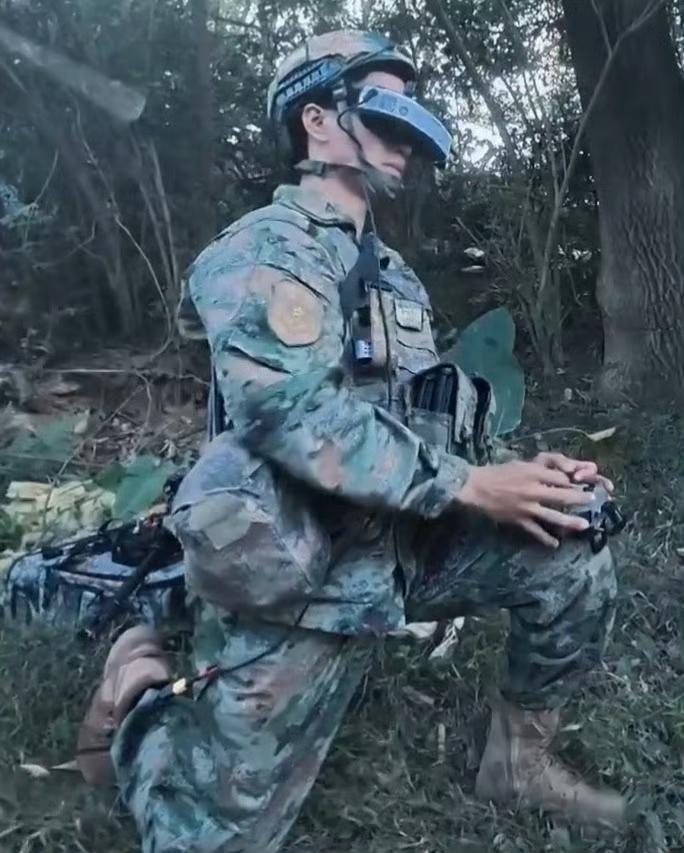 火力不足恐惧症！满载的双弹匣袋战术背心好看多了，火力持续性加倍！双弹匣袋是新