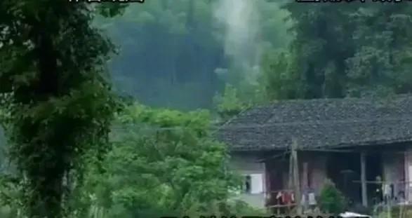 五块钱一张票，在沈阳最破的舞厅里，挤了四五百个男人，排着队，给两百多个中老年舞女