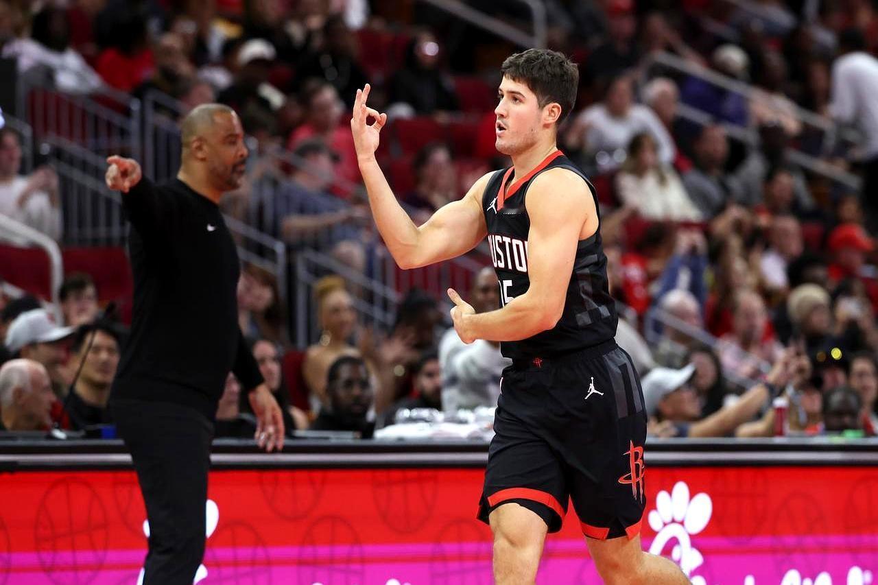 领先18分，换上防守阵容，结果第四节被打了个33比15。火箭这球输的，简直就是个