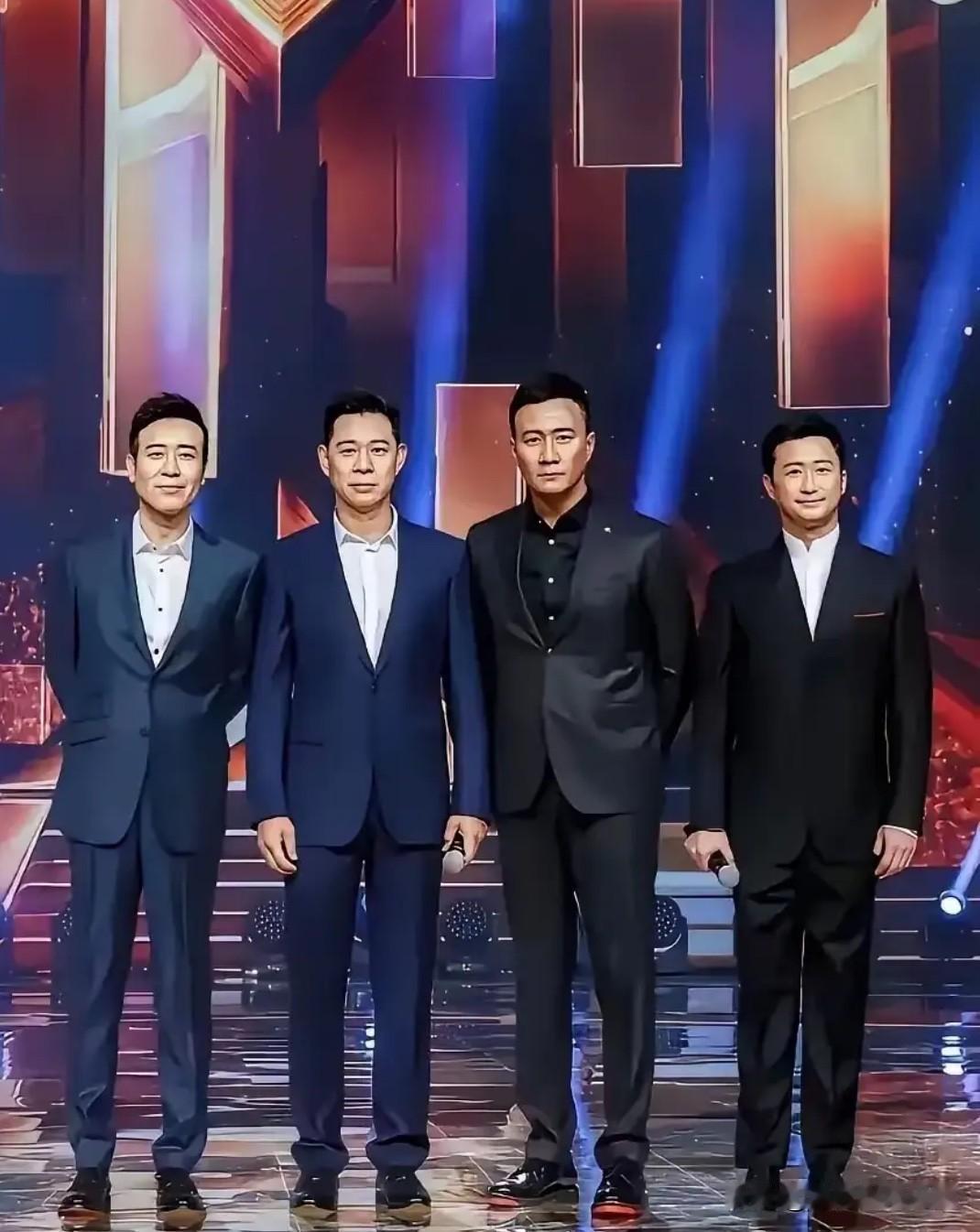 这四位都是实力派男演员，左边是亲和力十足的于和伟，左二塑造坚毅刚强形象的张丰毅，