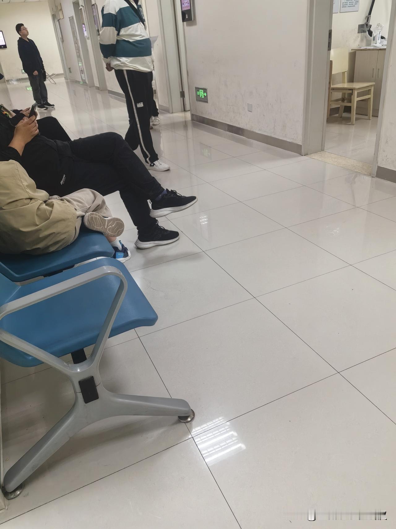 手机是毒药，也是良药。骨科病房里，一个男孩子躺在床上，刚刚做完腿部骨折手术不