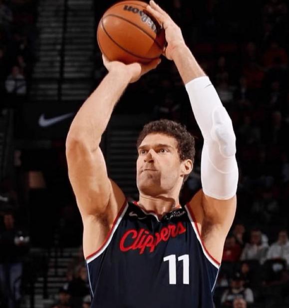 空间型中锋对于现代篮球真的太重要了！北京时间12月27日，NBA常规赛快船队