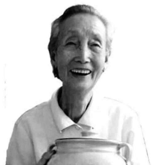渔妇冒死藏5名美军飞行员，50年后美国防部长亲自致谢：你改变了历史！