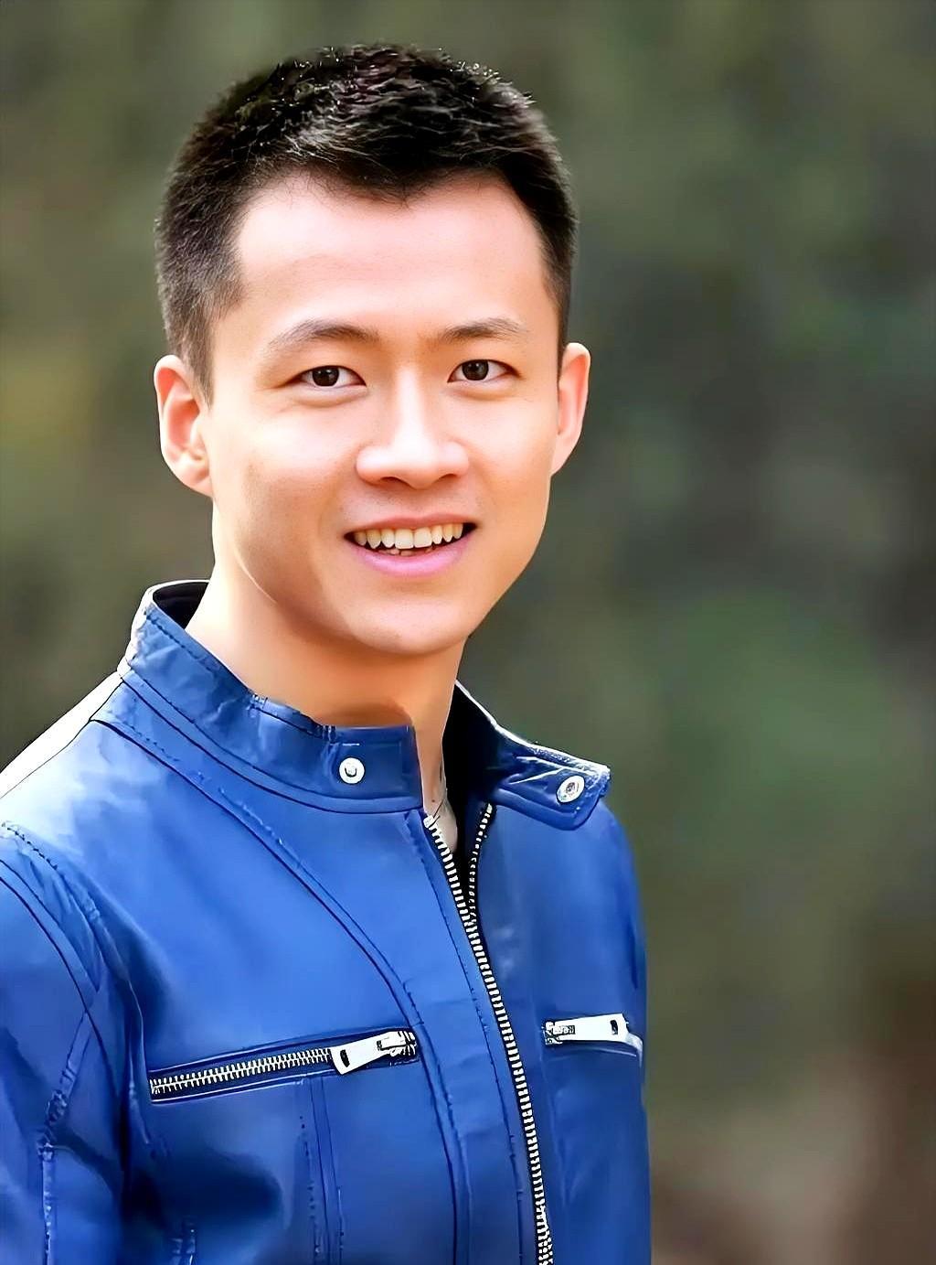 “客串级”唐曾，一抬眼就把热依扎、李勤勤压成背景。观众弹幕刷屏：配角也能抢戏？