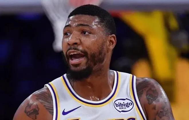 大胜尼克斯！斯玛特神仙数据：——投篮：10投1中——三分：5投0中——正