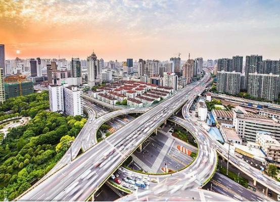 1980年，美国人的收入是中国人的200倍，10年后的1990年，美国人的收入是