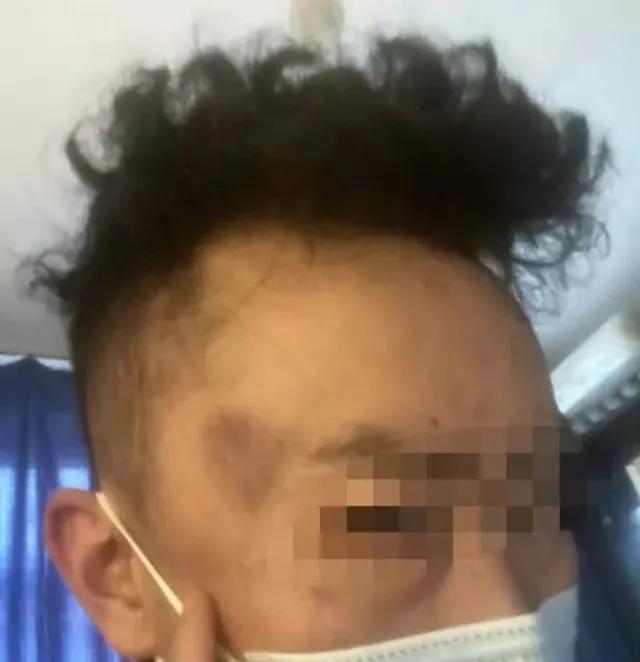 这个案子判得轻了点吧，三名警员知法犯法，因一句话就将受害者拖进女厕所殴打，直接导