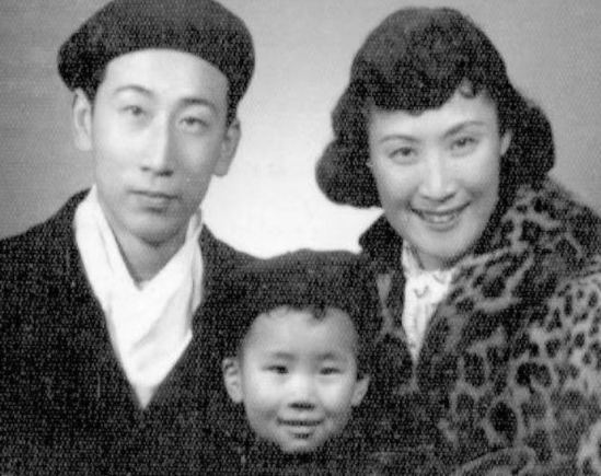 1966年，京剧界的璀璨明星言慧珠选择了结束自己的生命。临终前，她紧紧握住了年仅
