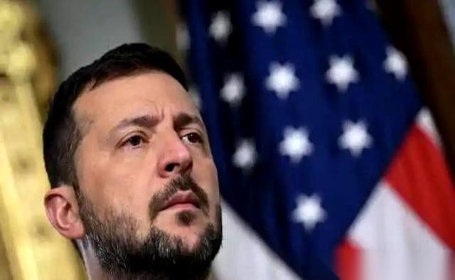 这场打了快四年的仗，最可怕的事发生了。不是谁的防线被推平了，而是全世界的手机屏幕