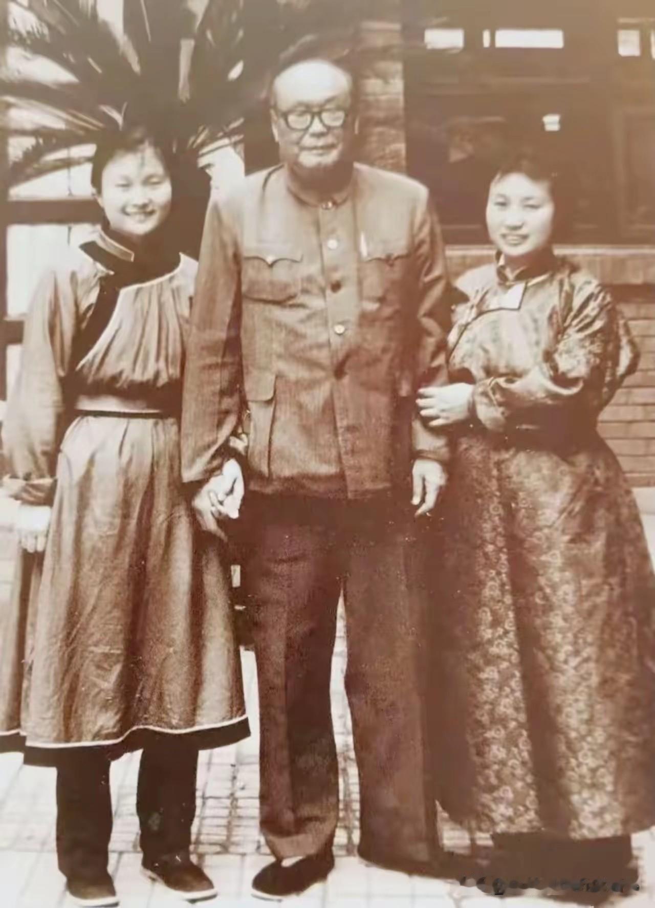 当年拼尽全力护住集体羊群的草原英雄小姐妹，终身落下伤残，乌兰夫从救治到求学始终牵