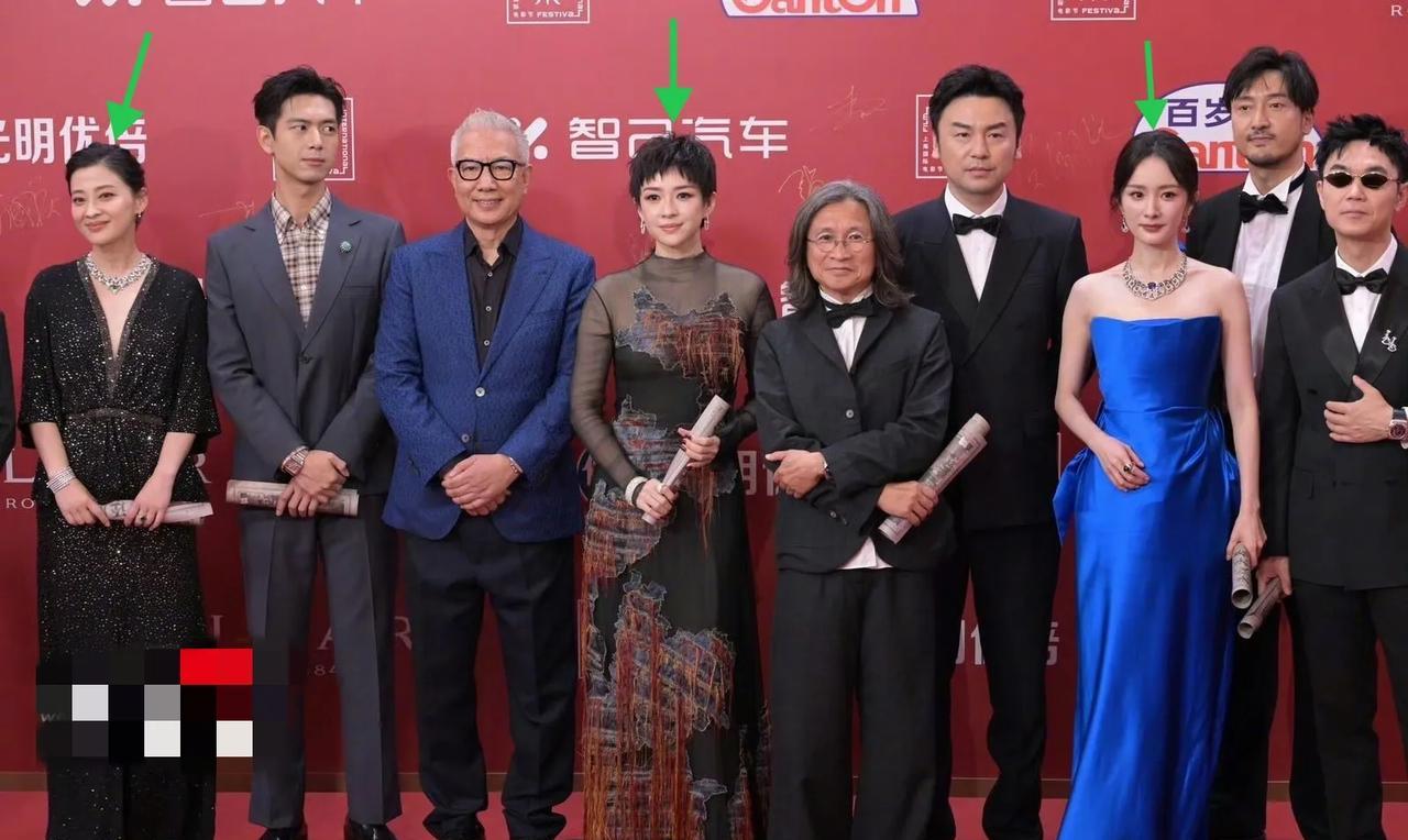 章子怡、杨幂、梅婷三位女神同框，短发章子怡嫩过杨幂！[比心]章子怡以罕见的利落