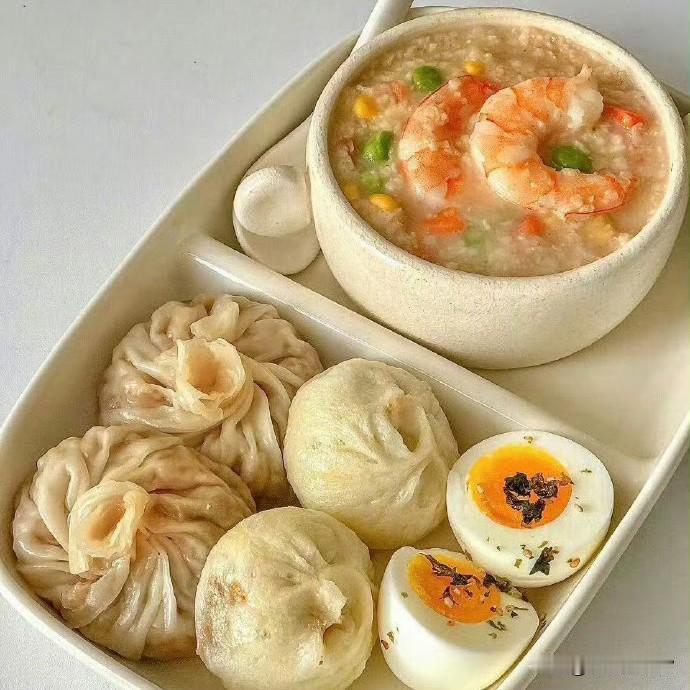 【早餐与茶点的诗意日常】清晨，来一份鲜虾粥配汤包煎包，溏心蛋的细腻在舌尖化开，