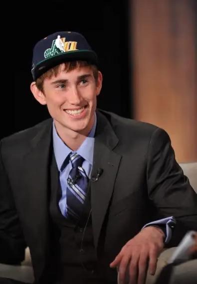 犹他爵士历史上是选秀能力很强。2010年那回，犹他爵士和尼克斯的交易，拿到了