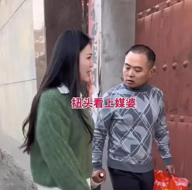河南33岁小伙去相亲，一眼没看上姑娘，倒把32岁的媒婆惦记上了。回家后他把视频