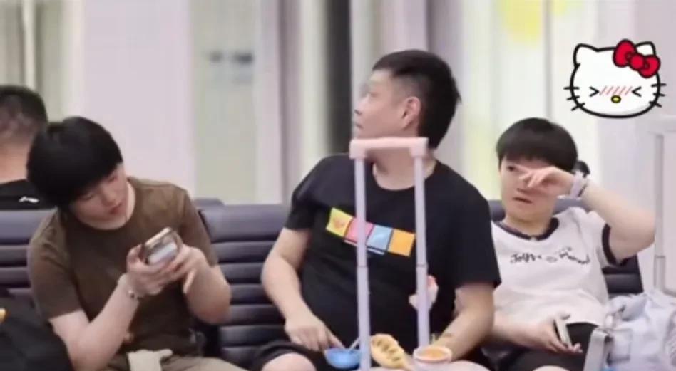 coco回头看了看带着甜甜的志强，又看了看旁边的莎莎和大丫头！得意的翘起了二老腿