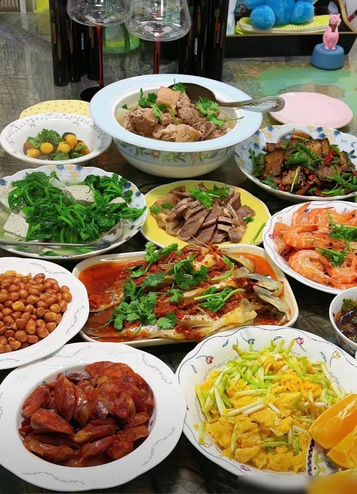 中秋节当天，一位保姆被雇主老两口告知：三个儿子带全家都回来聚餐，饭菜越丰盛越好，