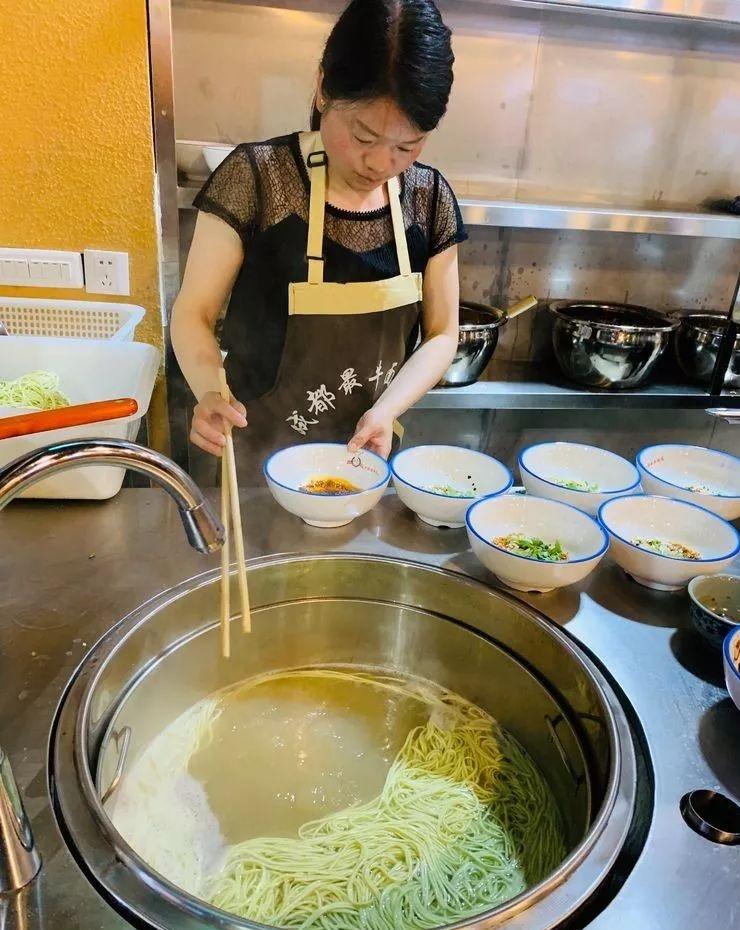 “解释不清了！”四川成都，面馆无人光顾，老板娘站在门口心里十分着急，本以为今天又