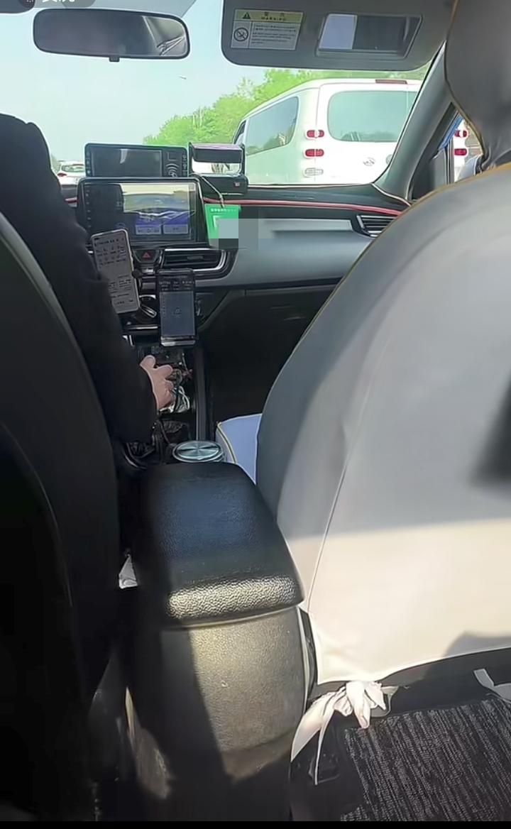 你问我答经常看到网约车的司机，被乘客要求拿行李，一个是要求必须拿，一个是说我没有