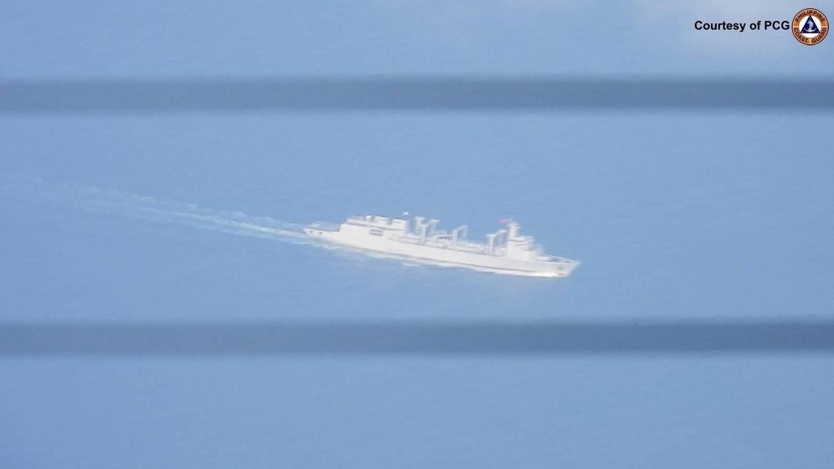 黄岩岛附近，解放军释放非比寻常信号，坦克登陆舰来了试图侵闯黄岩岛的菲方舰机面