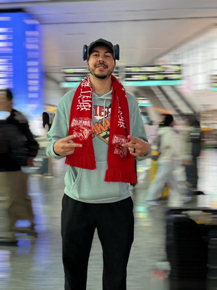 继续合作! 外援约克抵达杭州 浙江男篮官博: 欢迎回来约老师