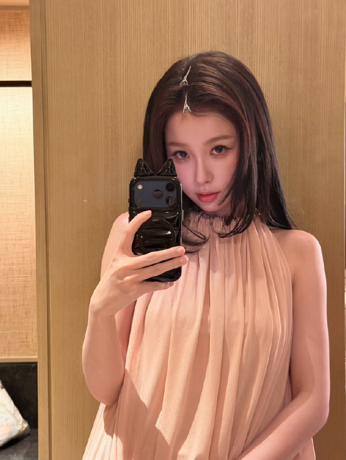 难得刷到一个好看的小姐姐买的是蓝色iPhone17ProMax！