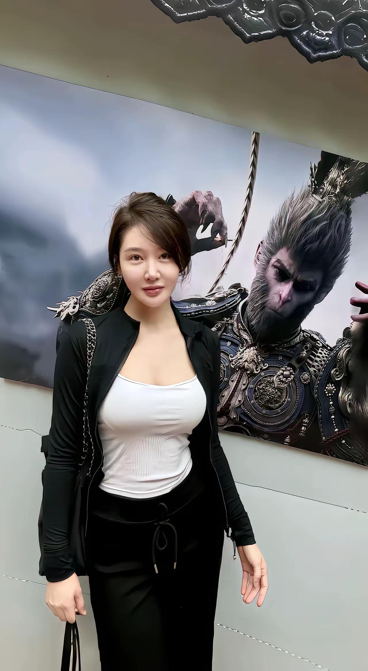 黑白撞色，简约不失时尚，搭配精致妆容，尽显优雅气质！什么样的女孩你看一眼就会心动