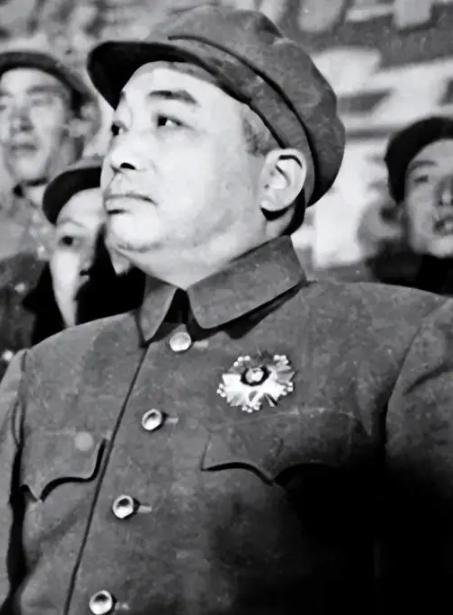 1965年，彭德怀一边抽烟，一边固执地对毛泽东说道：“我还是回乡当我的农民好，你