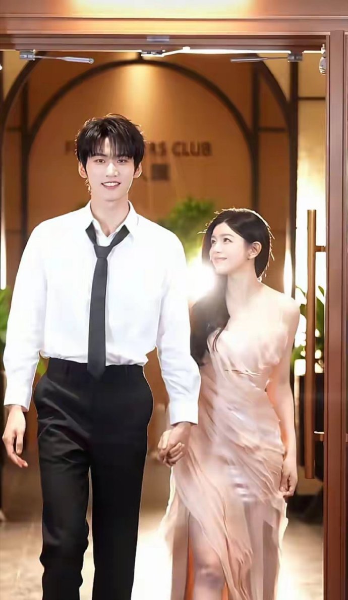 42岁陈妍希与23岁周柯宇同框！两人手牵手好甜，看不出年龄差19岁