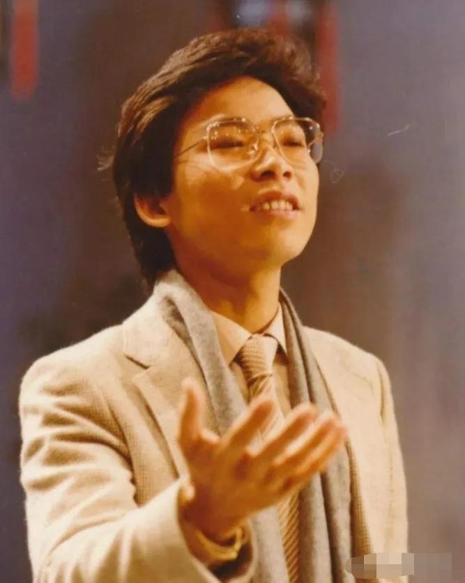 1982年，张明敏唱完《我的中国心》后，被香港乐坛除名，正当他心灰意冷准备回电子