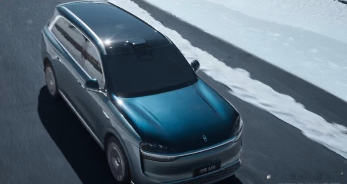 真不愧是全新一代问界M9系列，尽显高端旗舰的同时，还能做到全新造型搭配车身尺寸优