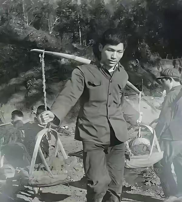 1978年的一个晚上，上海来的知青陈卫国马上要考上大学回城里去了。那天晚上，18