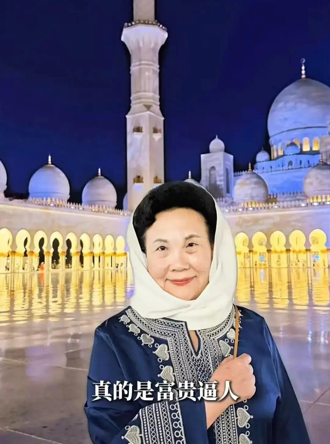 1月9日，57岁的伊能静带着公婆、姐姐和9岁女儿小米粒，一起去了阿布扎比最著名的