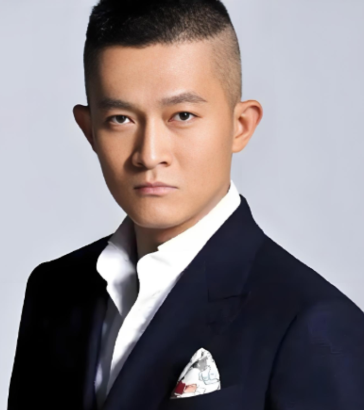 2002年，杨志刚和江珊合作拍戏，突然杨志刚从背后搂住她的腰，几秒后，江珊说：“