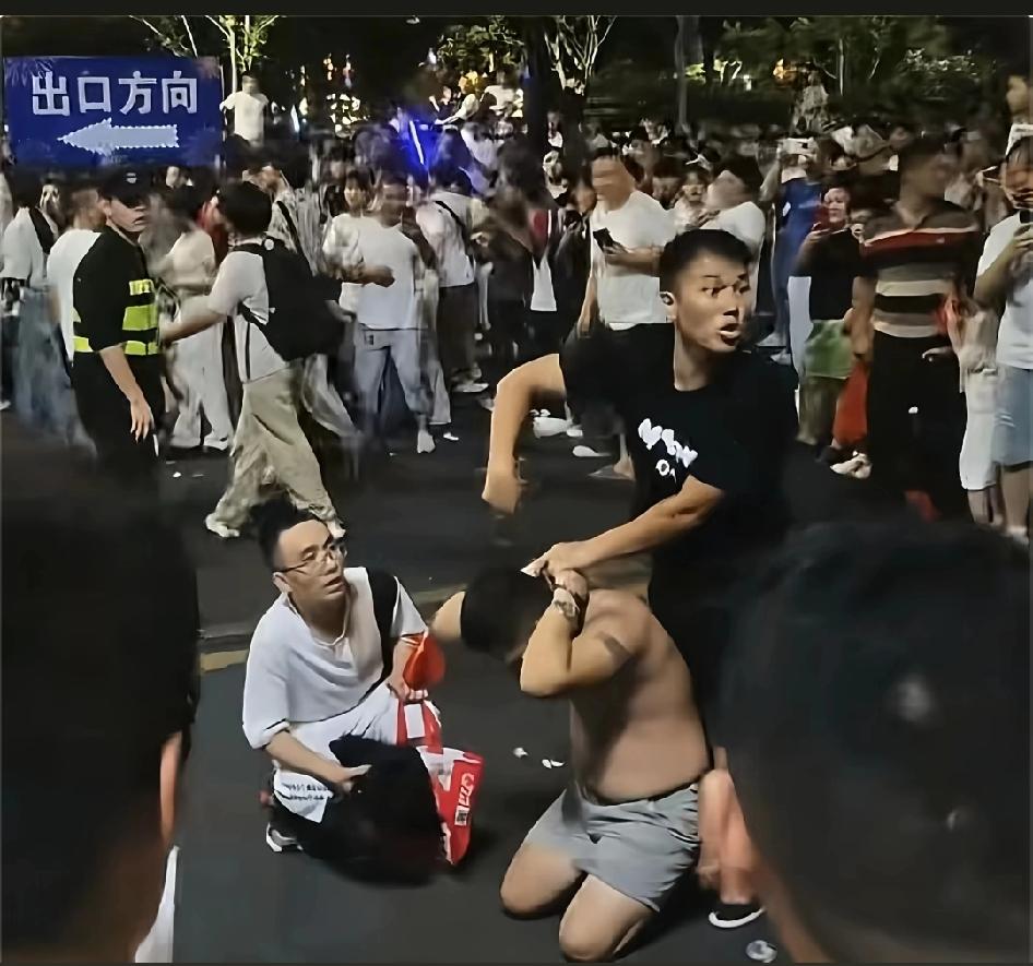 笑死了！南昌话:我崽呢，我崽呢，被人听成:我宰你，我宰你！扇子看成了刀，被一群人