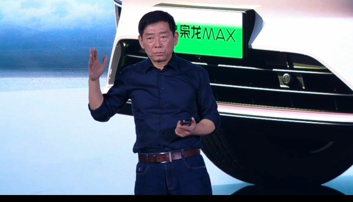 二代哈弗枭龙MAX搭载的第二代Hi4，最大的变化就是前轴单电机整合了发电驱动，后