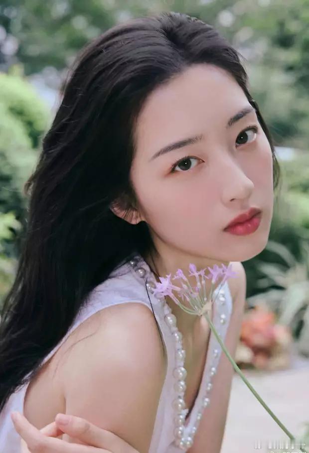 邓恩熙妆底清爽又明媚，整个人青春有活力。​​​