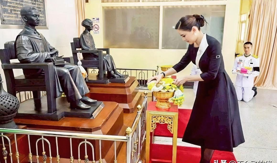 泰国后宫炸锅了！小主竟公然模仿王后？泰王新宠欧拉弄，胆子是真大。访华时那身