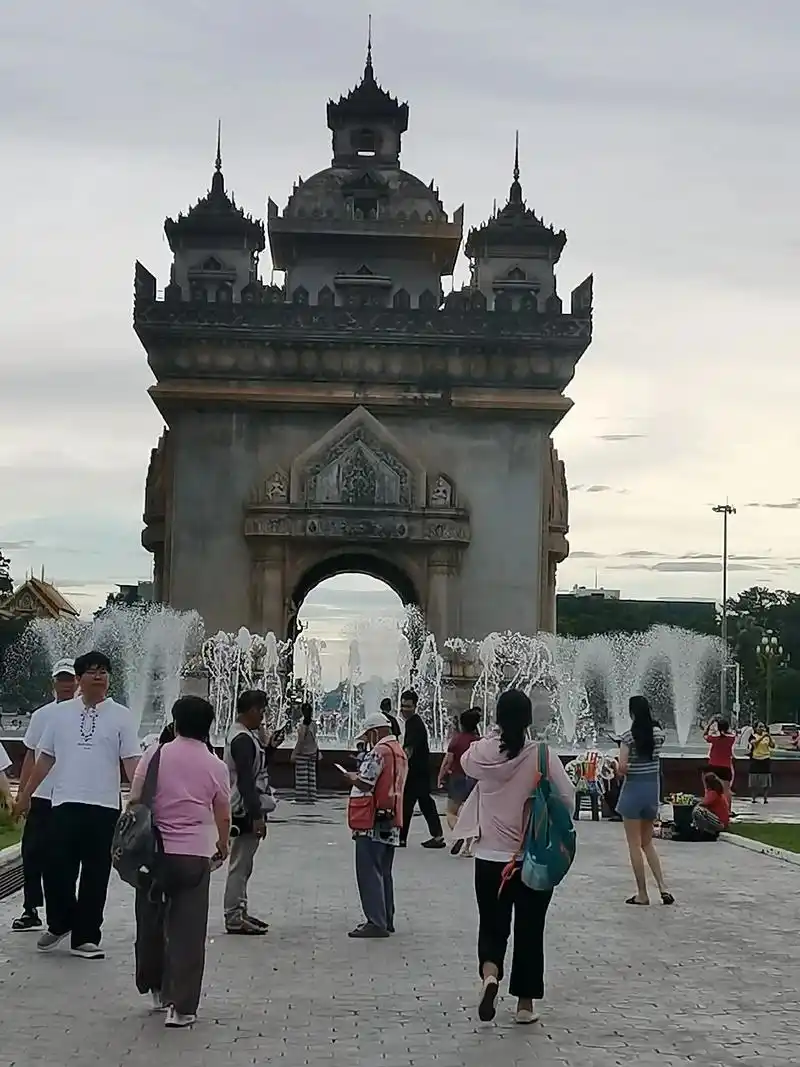 我说实在的，老挝这个国家其实在世界上是稀缺的品种