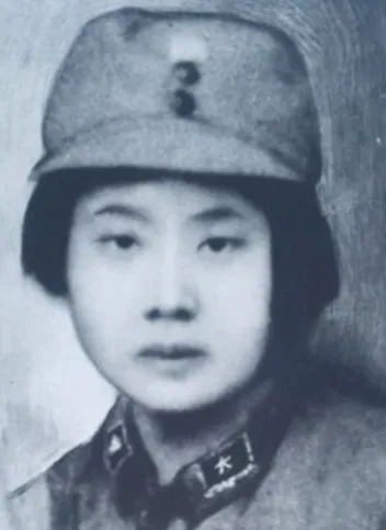 1942年7月20日，一个年轻的小姑娘被日本鬼子押上刑场，当众扒光他的衣服，用铁