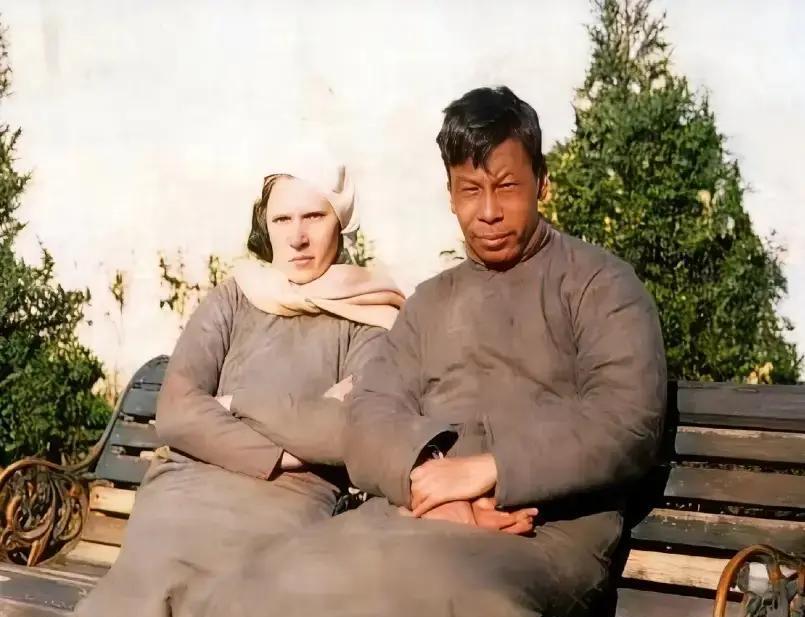 清迈街头，一个白发老人牵着金发妻子的手慢悠悠地走着。游客拍下视频，配文：“这爷