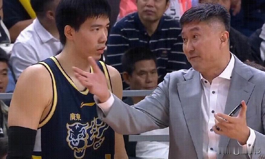 尊重！焦泊乔谈杜锋指导：“很多时候。”“杜导说我们。”“批评我们。”