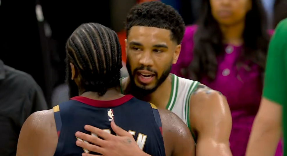 在今天骑士主场以98：109不敌凯尔特人的赛后，发生了特别温馨的一幕。虽然骑士非