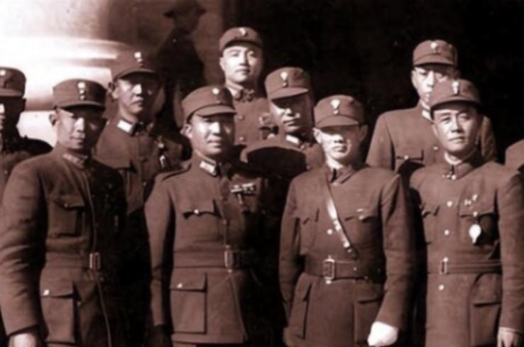 1947年，74师在战斗中全军覆没，副师长邱维达赶到孟良崮战场，看到战士们的