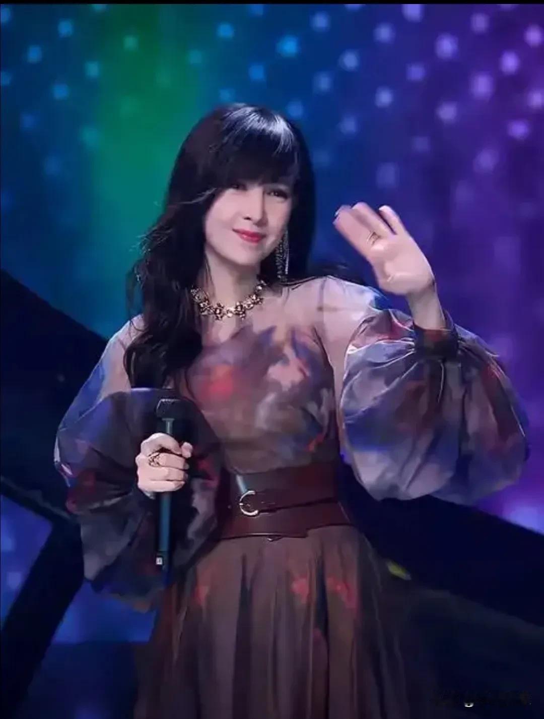 过年晚上，要是你妈突然放下手里的瓜子，盯着电视说“快看，周慧敏！”，你千万别奇怪