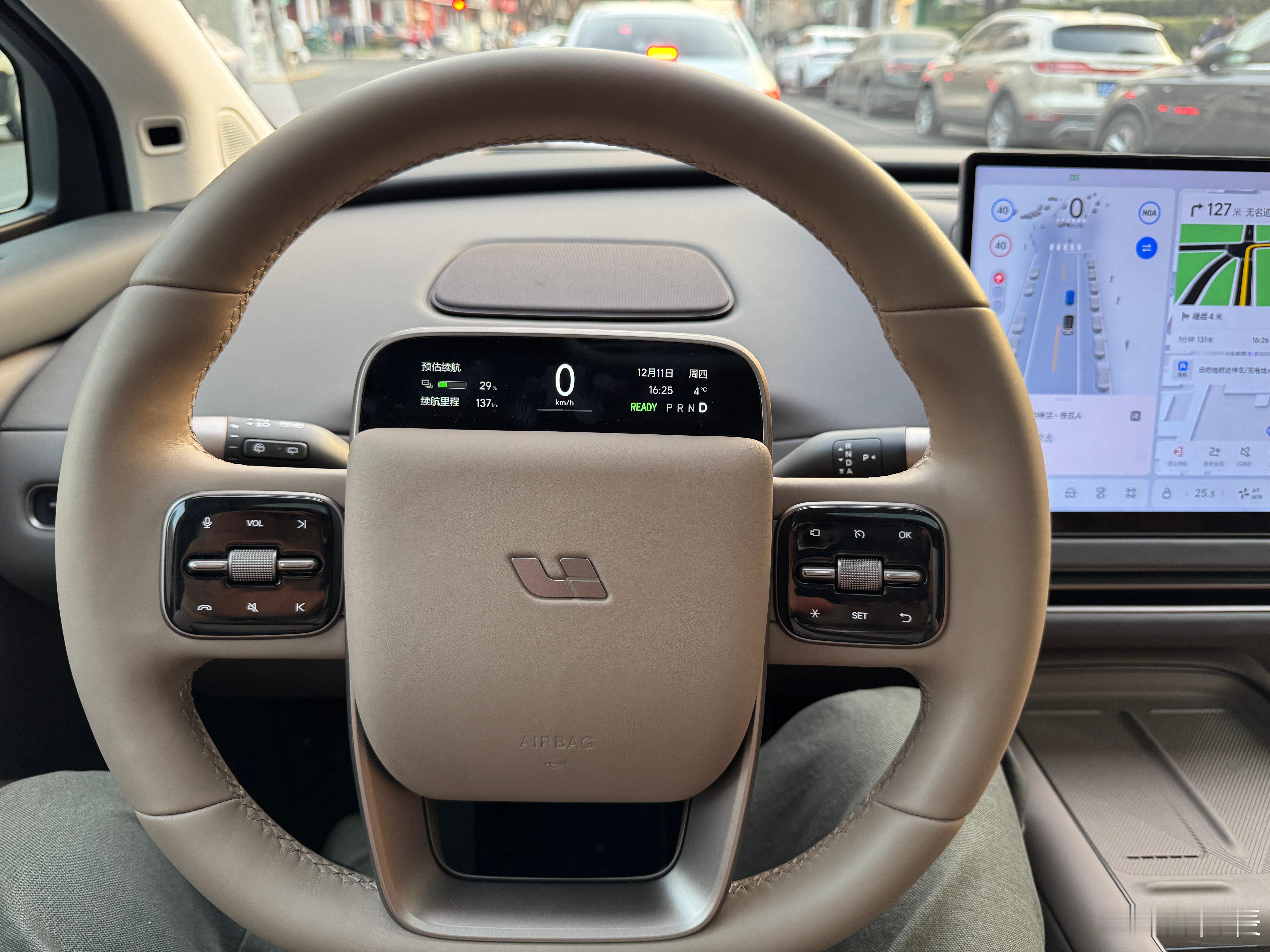 理想i8的辅助驾驶可以伐VLA司机大模型还是很聪明的，甚至边开还能边思考，给出它