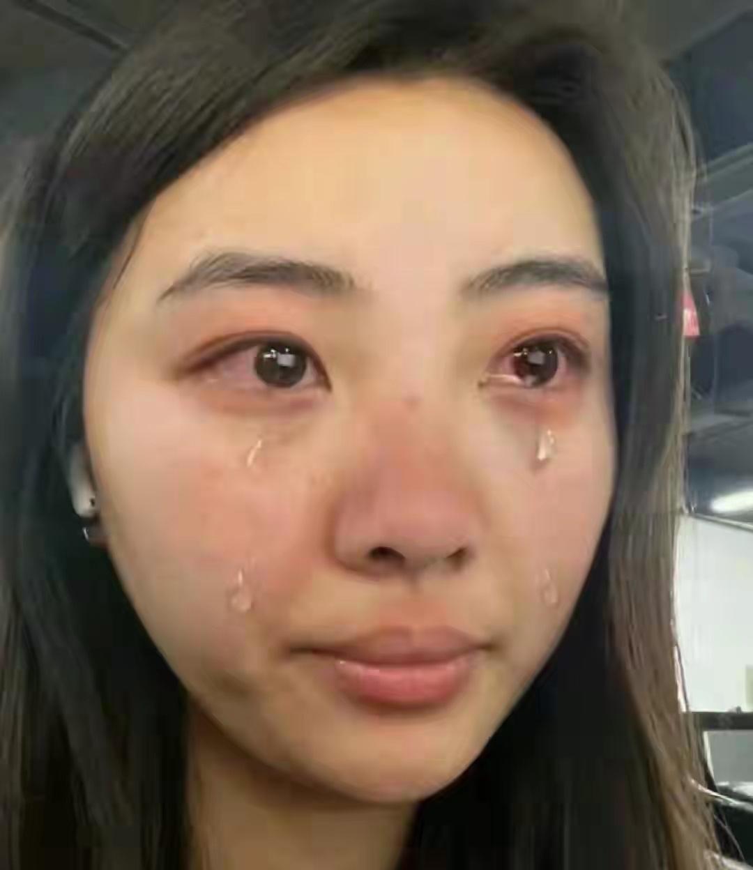 一女硕士生控诉母亲不上进，窝在家里不工作，靠爸爸送外卖养全家，自己每个月才100